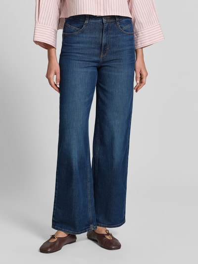 Vrouwenmodel draagt Loose Fit Jeans uit katoenmix model 'MADINA WIDE' van Tom Tailor in denim look, 5-pocket high waist, twill, vooraanzicht volledige lichaamsopname.