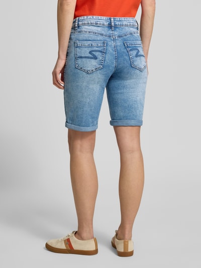 Frauenmodel trägt Regular Fit Shorts mit Viskose-Anteil Modell 'Parissa' von ZABAIONE, Denim-Optik, 5-Pocket-Design, Ganzkörperansicht Rückansicht.