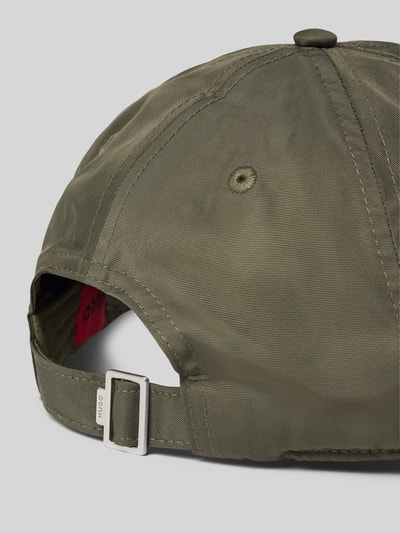 Produktfoto, Basecap mit Logo-Stitching od HUGO, kolor oliwkowy, wyhaftowane logo na pasku z tyłu, delikatna faktura tkaniny