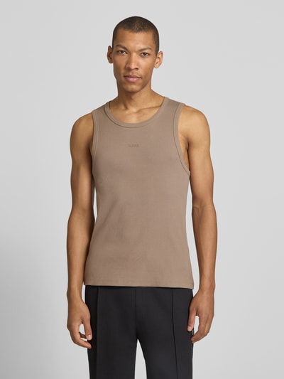 Mannelijk model draagt Slim Fit Tank Top uit katoenmix model 'DAPOTA' van HUGO, effen lichtbruin, fijne ribstructuur, label-applicatie voor, ronde hals, slim fit, materiaal katoenmix, volledige vooraanzicht bovenlichaam