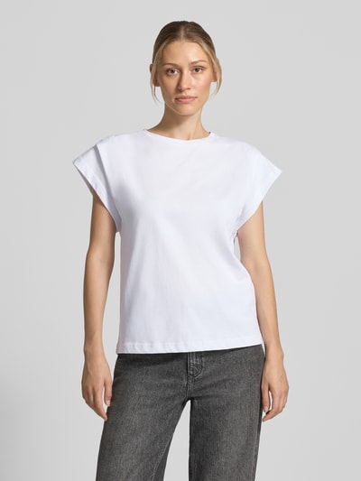 Frauenmodel trägt T-Shirt aus Baumwolle Modell 'PIO' von ba&sh in Weiß, gerader Schnitt, Rundhalsausschnitt, Ganzkörperansicht von vorne. Damen T-Shirt von ba&sh, reine Baumwolle, Rückenlänge bei Größe S 61 cm.