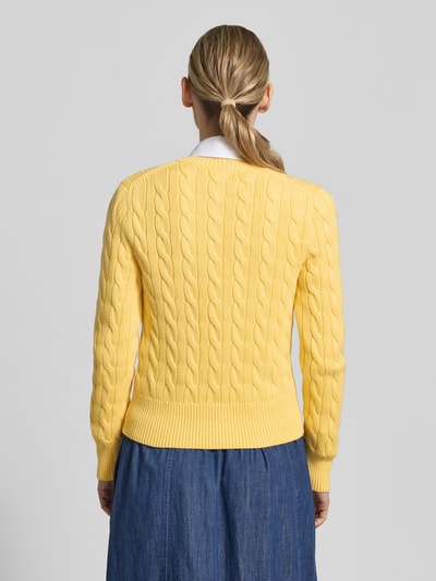 Frauenmodel trägt Regular Fit Strickjacke aus reiner Baumwolle von Polo Ralph Lauren, Optik: Unifarben, Zopfstrick, Ganzkörperansicht Rückansicht.