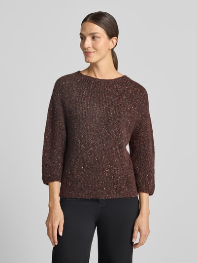 Frauenmodel trägt Regular Fit Pullover in Strick-Optik von Rich & Royal in Dunkelbraun, U-Boot-Ausschnitt, 3/4-Arm, Ganzkörperansicht von vorne.