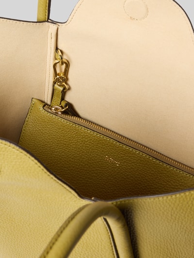 Produktfoto, Tote Bag aus echtem Leder Modell 'Willow' von Abro, zielona fakturowana naturalna skóra, główna przegroda z zapięciem na magnes, wyjmowana kieszeń zapinana na zamek błyskawiczny, detal z logo, szerokość w rozmiarze 1: 43 cm, długość w rozmiarze 1: 25 cm, głębokość w rozmiarze 1: 16 cm, długość paska na ramię w rozmiarze 1: 55 cm