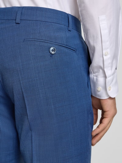 Männermodel trägt Regular Fit Anzug mit 2-Knopf-Sakko von bugatti, blau, Struktur Material-Mix mit Schurwoll-Anteil, Detailaufnahme Rückansicht. Bundweite 44 cm, Größe 50.