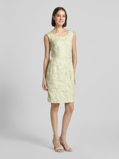 Vrouwenmodel draagt knielanges Etuikleid met Stitchings van WHITE LABEL, recht model, knielengte, ronde hals, Ganzkörperansicht van voren.