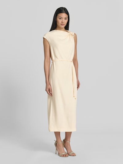 Frauenmodel trägt Regular Fit Freizeitkleid aus Viskose-Mix Modell 'DANNEA' von BOSS in Creme, glatte Textur, Ganzkörperansicht von vorne, Damen Freizeitkleid von BOSS.