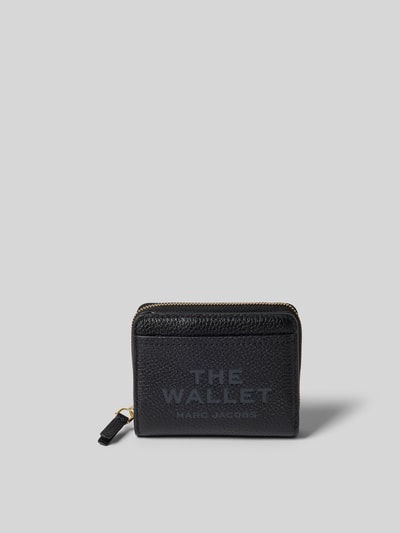 Produktfoto, Portemonnaie aus echtem Rindsleder von Marc Jacobs in Schwarz mit Hauptfach mit Reißverschluss, Logo-Detail, Steckfächer und Druckknopfverschluss.