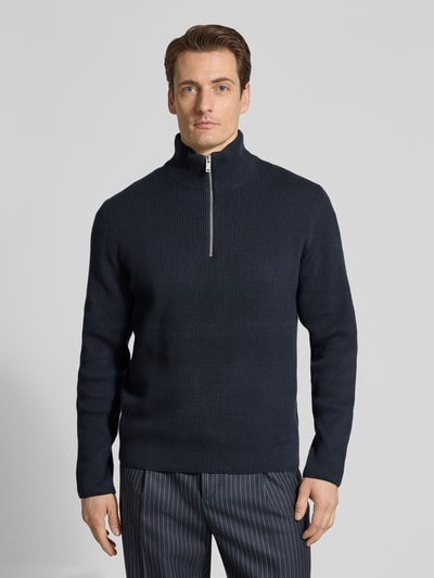 Männermodel trägt Strickpullover mit Stehkragen und Reißverschluss von Lindbergh in Dunkelblau, Ripp-Optik, Ganzkörperansicht von vorne. Baumwoll-Mix, Regular Fit, Rückenlänge 67 cm, Ärmellänge 66 cm.
