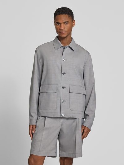 Männermodel trägt Regular Fit Hemdjacke aus Woll-Mix mit Kentkragen von bugatti in Hellgrau, dezente Knopfleiste, Pattentaschen, Ganzkörperansicht von vorne.