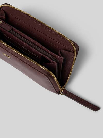 Produktfoto, Portemonnaie aus echtem Leder mit Label-Detail von Abro, Dames portemonnee van echt leer, hoofdvak met ritssluiting, labeldetail, ritsvak binnenin, diverse steekvakken, bordeauxrood, rechthoekige vorm, fijne leerstructuur