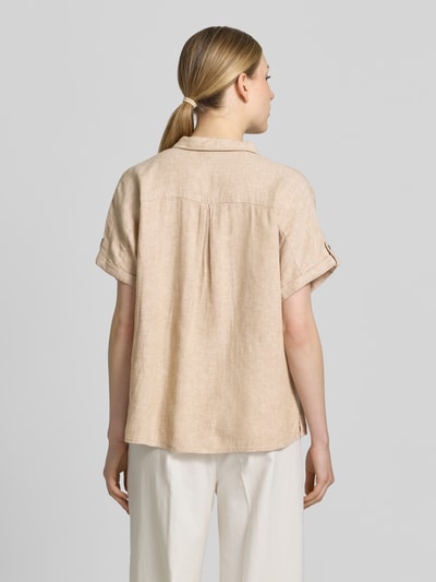 Frauenmodel trägt Relaxed Fit Bluse aus Leinen-Viskose-Mix Modell 'Lava' von FREE/QUENT in Beige mit Hemdblusenkragen, Rückenansicht, Kontext: Damen Bluse, Rückenlänge 55 cm, Ärmellänge 12 cm, Knopfleiste.