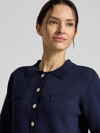 Kobiece modelka ma na sobie kardigan rozpinany z mieszanki wiskozy i elastanu z 1/2-ramieniem od Milano Italy, krój slim fit, okrągły dekolt, listwa guzikowa, długość tyłu w rozmiarze S: 55 cm, długość rękawów w rozmiarze S: 30 cm, zbliżenie na górną część ciała.