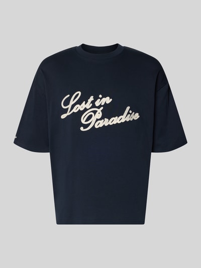 Produktfoto, dunkelblaues T-Shirt mit weißem Logo- und Statement-Stitching, gerader Schnitt, reine Baumwolle, Review T-Shirt mit Logo- und Statement-Stitching