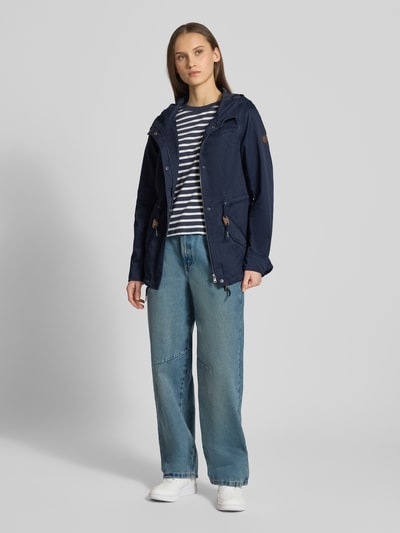 Vrouwenmodel draagt Regular Fit Parka met katoenmodel 'LORCA' van ONLY, effen donkerblauw, canvas structuur, vooraanzicht volledig lichaam.