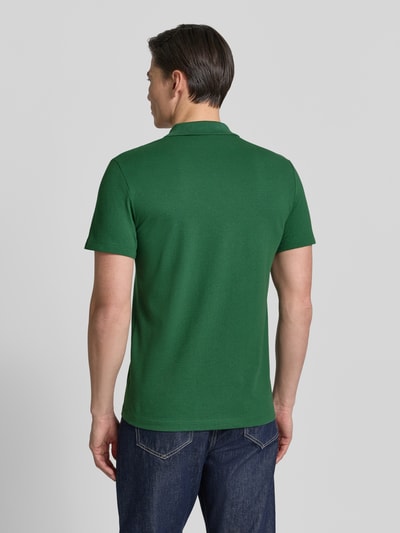 Männermodel trägt Regular Fit Poloshirt aus Baumwoll-Mix von Lacoste, Optik: Unifarben, Logo-Patch, Polokragen, Kurzarm, Ganzkörperansicht Rückansicht.