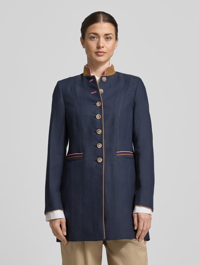 Vrouwenmodel draagt Regular Fit Mantel aus Viskose-Mix mit Stehkragen van WHITE LABEL, donkerblauw, paspelzakken, knoopsluiting, viscosemix, voorkant, hele lichaam