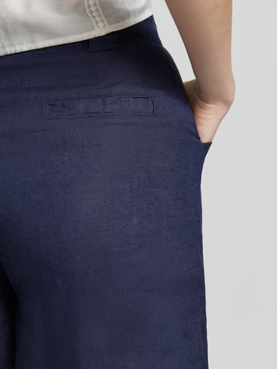 Männermodel trägt 'Leinenshorts mit Eingrifftaschen' von Stefanel, granatowy, czysta faktura lnu, sugerowane tylne kieszenie, Szerokość w rozmiarze 36: 33 cm, Długość wewnętrzna nogawki w rozmiarze 36: 11 cm, krój straight fit, zbliżenie na tylną część
