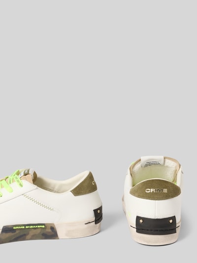 Produktfoto, Sneaker aus Leder Modell 'DISTRESSED' von Crime London in Weiß mit grünen Label-Details, Distressed-Look, Schnürung, abgerundete-Spitze, Absatzhöhe 3 cm, Schafthöhe 11 cm, Schaftweite 9 cm, Herren-Sneaker