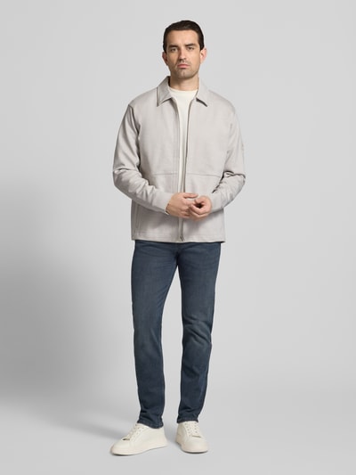 Männermodel trägt Regular Fit Sweatjacke aus Baumwoll-Mix Modell 'PE_TWIST' von BOSS Orange, Unifarben, Ganzkörperansicht von vorne.