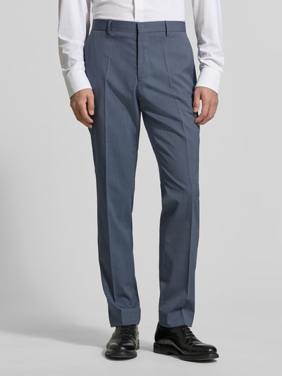 Männermodel trägt Regular Fit Anzughose mit Schurwoll-Anteil Modell 'LEON' von BOSS, feines Strukturmuster, Optik:Allover-Muster, Ganzkörperansicht von vorne.