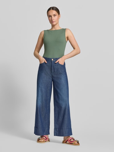 Frauenmodel trägt Slim Fit Tank Top aus Baumwoll-Mix Modell 'RUBY' von Vero Moda, unifarben in Grün, Rippstruktur, U-Boot-Ausschnitt, breite Träger, Ganzkörperansicht von vorne
