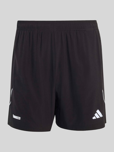 Produktfoto, schwarze Sportshorts mit Reißverschlusstaschen von adidas, glatte Textur mit weißen Logos, Kontext: Herren Sportshorts von adidas Training