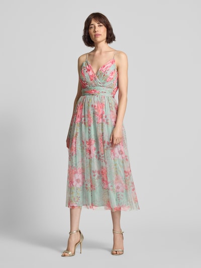 Frauenmodel trägt Cocktailkleid aus Mesh mit Taillenband von LACE & BEADS in pastellgrün-rosa Allover-Look, taillierter Schnitt, Midikleid, V-Ausschnitt, Ganzkörperansicht von vorne.