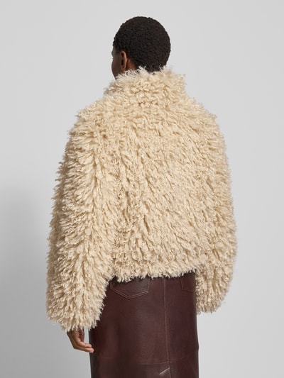 Frauenmodel trägt Jacke mit Reißverschluss und Knopfleiste von Samsøe Samsøe, Material-Mix mit Viskose-Anteil, Regular-Fit, beige, Textur flauschig, Eingrifftaschen, Ganzkörperansicht Rückansicht.