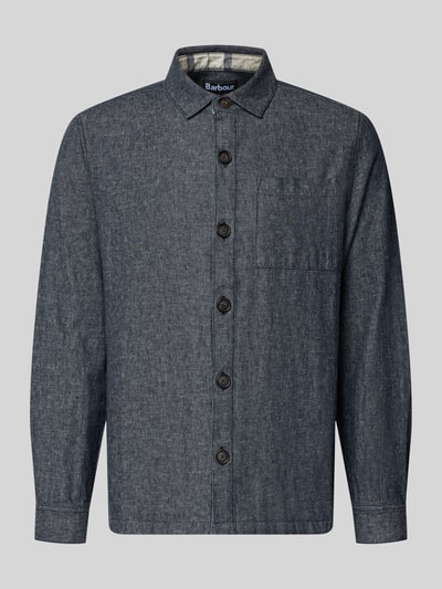 Produktfoto, Regular Fit Hemdjacke aus Leinen-Baumwoll-Mix Modell 'STILLWATER' von Barbour, denimowa optyka, jasnoniebieska barwa, krój regular fit, kołnierz wykładany, pojedynczy rząd guzików, długie rękawy z mankietami, kieszeń na piersi, boczne kieszenie, materiał: mieszanka lnu i bawełny