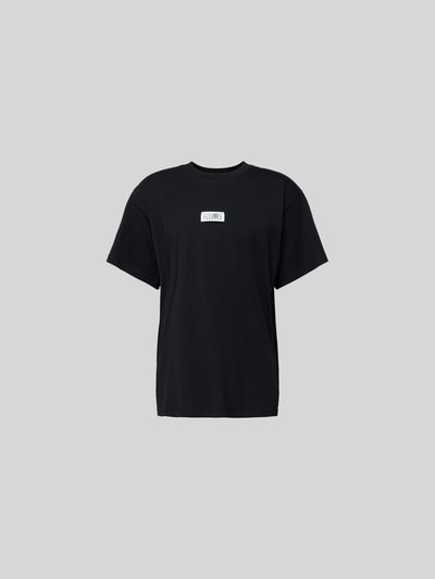 Produktfoto, schwarzes Relaxed Fit T-Shirt mit Logo-Detail von MM6 Maison Margiela aus reiner Baumwolle, Rundhalsausschnitt, überschnittene Schultern