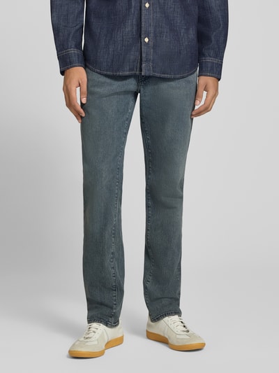Männermodel trägt Slim Fit Jeans aus Baumwoll-Mix Modell '511® SLIM' von Levi's®, Herren Slim Fit Jeans, blauer Denim, Nahaufnahme Unterkörper, Ganzkörperansicht von vorne.