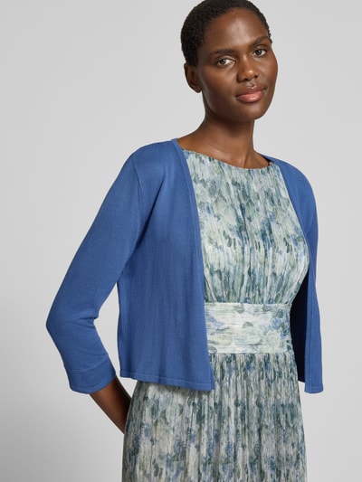 Frauenmodel trägt Bolero aus Viskose-Mix mit 3/4-Arm von Vera Mont, Regular-Fit, offene Front, Rückenlänge 41 cm, Nahaufnahme Oberkörper.