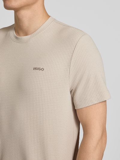 Männermodel trägt Regular Fit T-Shirt aus Baumwoll-Mix Modell 'AUSTIN' von HUGO, Optik: Unifarben, Waffelstruktur, Nahaufnahme Oberkörper.
