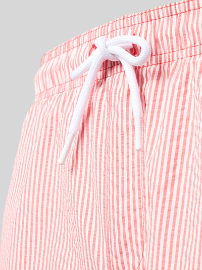 Produktfoto, Badehose aus Seersucker mit elastischem Bund Modell 'MAUI OCEAN' von Jack & Jones, Regular-Fit, Kordelzug, rot-weiße Streifen, strukturierte Oberfläche