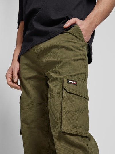 REVIEW Cargohose mit Label-Detail Oliv 3