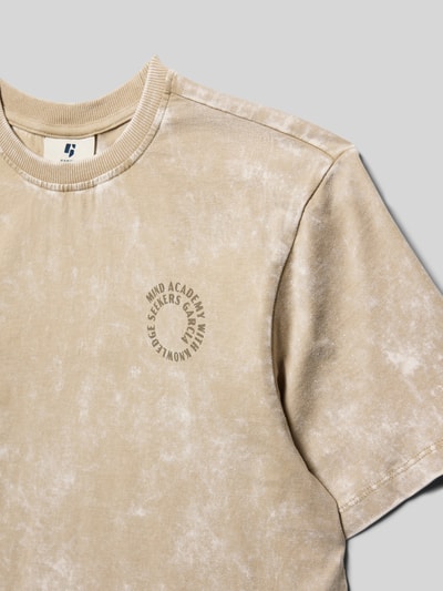 Produktfoto, T-Shirt mit Rundhalsausschnitt und Label-Detail von Garcia in beige mit gewaschener Optik, reine Baumwolle, Regular Fit, Rückenlänge 52 cm bei Größe 140.