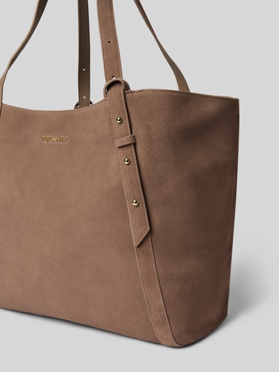 Produktfoto, Shopper aus echtem Leder Modell 'Pretty Wonder' von Hey Marly in Braun mit Label-Detail, strukturierte Oberfläche, Nahaufnahme