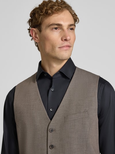 Männermodel trägt Slim Fit Weste mit Woll-Anteil Modell 'ULTIMATE' von s.Oliver BLACK LABEL in Grau, glatte Struktur, Nahaufnahme Oberkörper.