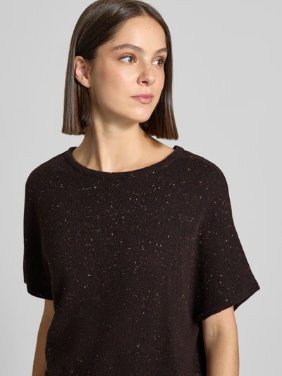 Vrouwenmodel draagt Relaxed Fit T-shirt uit scheerwolmix in tricotlook van Lanius, zwarte kleur met spikkeltextuur, ronde hals, Nahaufnahme Oberkörper.