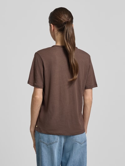 Vrouwenmodel draagt Regular Fit T-shirt uit linnenmix met V-hals en gaatjesmotief van Scotch & Soda, ruglengte maat S 62 cm, Ganzkörperansicht Rückansicht.