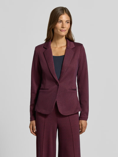 Vrouwenmodel draagt blazer met viscosemix, getailleerde pasvorm, reverskraag, paspelzakken, knoopsluiting, structuurpatroon, Model 'Kate' van ICHI, donkerrood met fijne lijnen, vooraanzicht, Nahaufnahme Oberkörper.