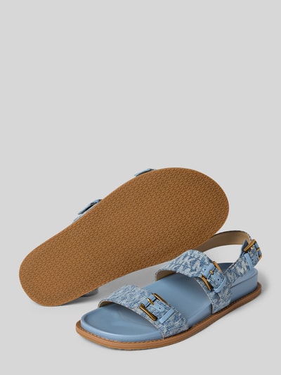 Produktfoto, Sandalette mit Logo-Muster Modell 'NIA' von MICHAEL Michael Kors in Blau, abgerundete Spitze, 2 cm Absatz, Riemen mit Dornschließe, strukturierte braune Sohle
