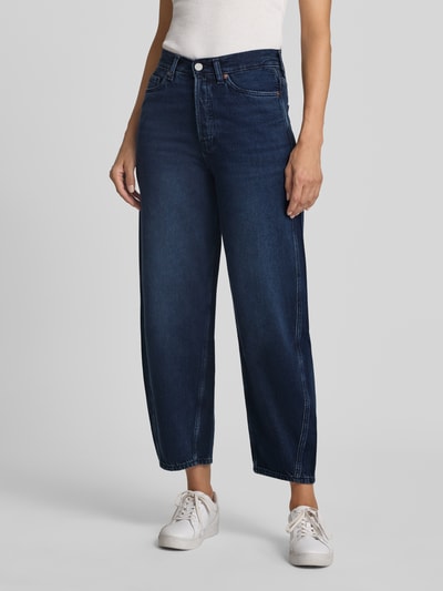 Frauenmodel trägt dunkelblaue Loose Fit Barrel Jeans aus Baumwoll-Lyocell-Mix Modell 'BAARLY' von ARMEDANGELS; Ganzkörperansicht von vorne, Damen Barrel Jeans.
