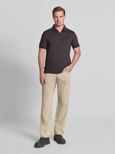 Männermodel trägt Slim Fit Poloshirt mit Labeldetail von PME Legend aus katoenmix met stretch, Knoopsluiting, ruglengte maat M 71 cm, Ganzkörperansicht von vorne.
