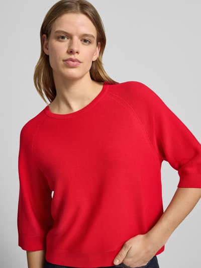 Vrouwenmodel draagt Relaxed Fit Pullover aus reiner Baumwolle van Marc O'Polo Denim, look: effen rood, ribtricot, raglanmouwen, katoenen trui, ronde hals, geribd, rompzoom, ganzkörperaanzicht van voren