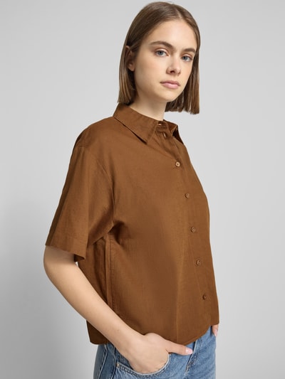 Kobiece modelka nosi Regular Fit Hemdbluse aus Leinen-Baumwoll-Mix od Marc O'Polo Denim, brązowy, jednolity, krój regular fit, krótki rękaw, materiał flammgarn, len i bawełna, widok z przodu na górną część ciała.