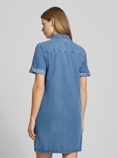 Männermodel trägt Körpernahes Jeanskleid aus Baumwoll-Viskose-Mix Modell 'LISA' von Only, niebieski, mini, denim, unifarben, krótki rękaw, tył, Ganzkörperansicht Rückansicht.