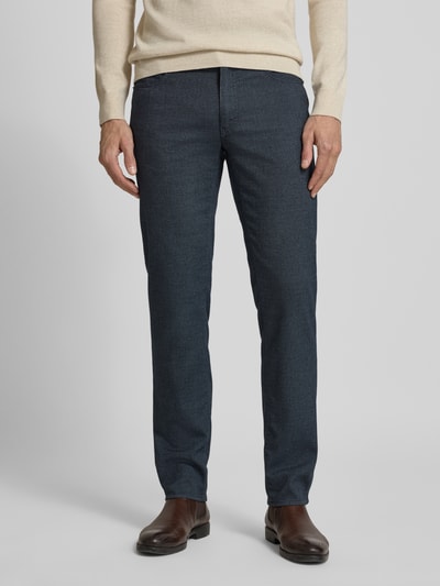 Männermodel trägt Hose mit Eingrifftaschen Modell 'Cadiz' von Brax in Dunkelblau, Baumwoll-Mix mit Viskose-Anteil, Regular Fit, Nahaufnahme Oberkörper. Bundweite bei Größe 32/32: 45 cm, Innenbeinlänge: 80 cm.