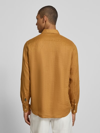 Männermodel trägt Regular Fit Leinenhemd mit kentkraag en knoopsluiting van Scotch & Soda, zuiver linnen, ruglengte 77 cm, schouderbreedte 46 cm, mouwlengte 67 cm, heren, ganzlichaamsaanzicht achteraan.
